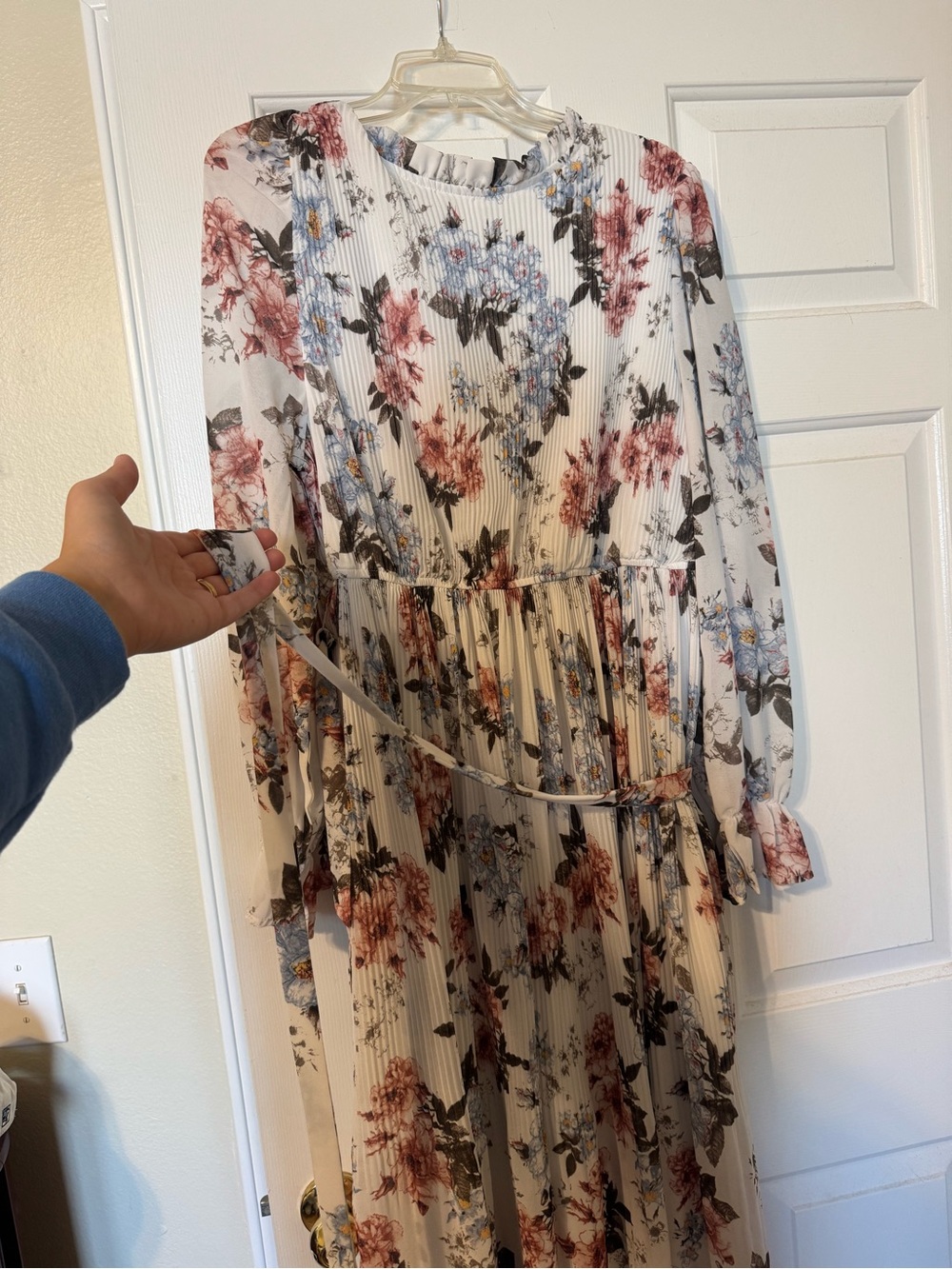 Women’s Cream Floral Pleated Long-Sleeve Dress